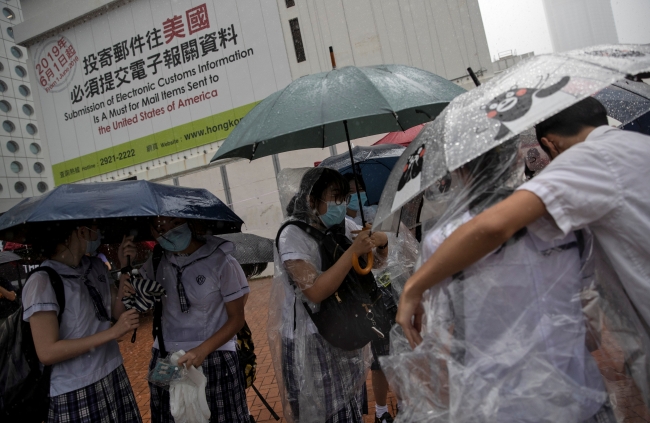 Hong Kong'da protestocu öğrenciler derslere girmedi