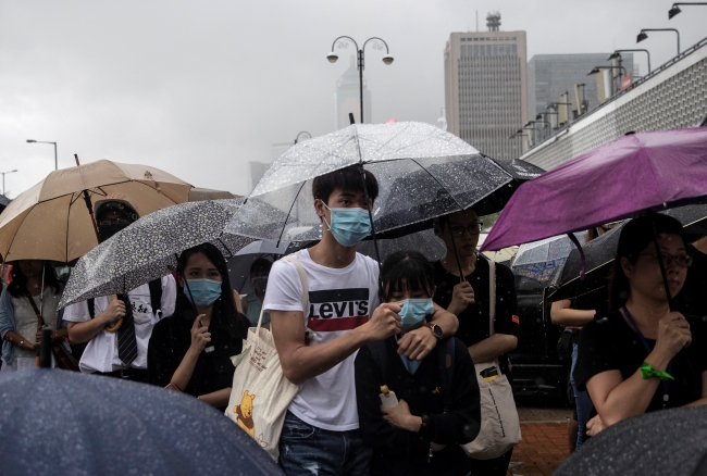 Hong Kong'da protestocu öğrenciler derslere girmedi