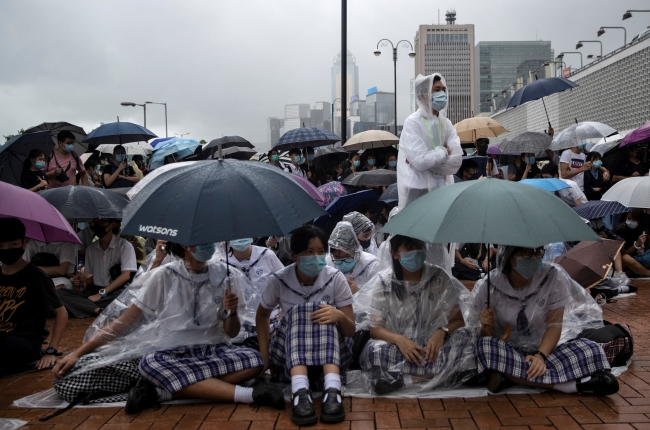 Hong Kong'da protestocu öğrenciler derslere girmedi