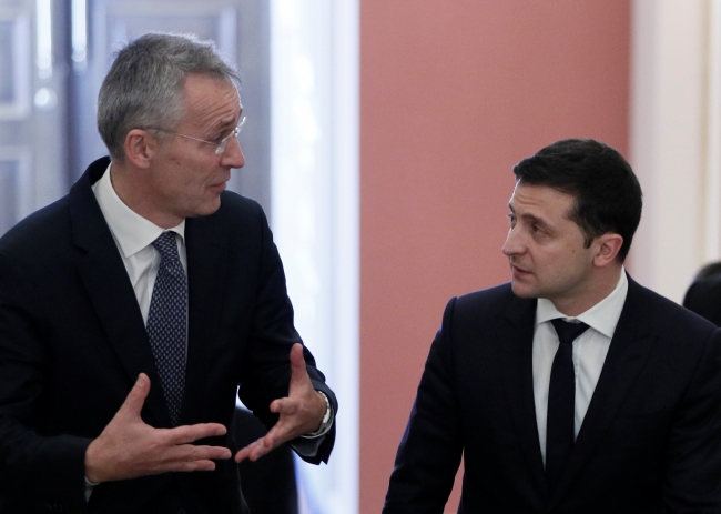 Jens Stoltenberg (solda) ile Vladimir Zelenskiy | Fotoğraf: Reuters (Arşiv)