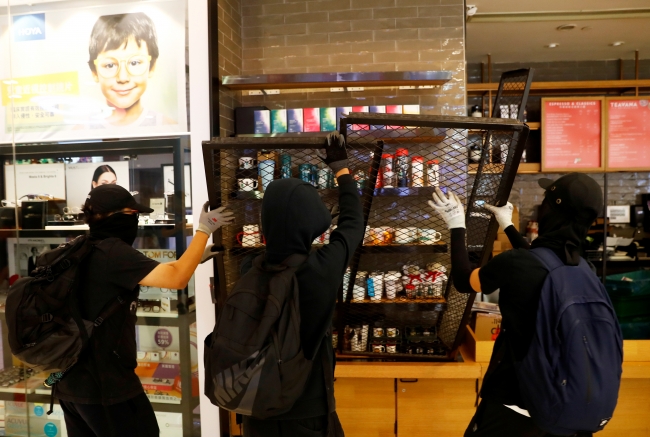 Çin'in Hong Kong Özel İdari Bölgesi'nde göstericiler, alışveriş merkezi ve metro istasyonuna zarar verdi. Fotoğraf: Reuters