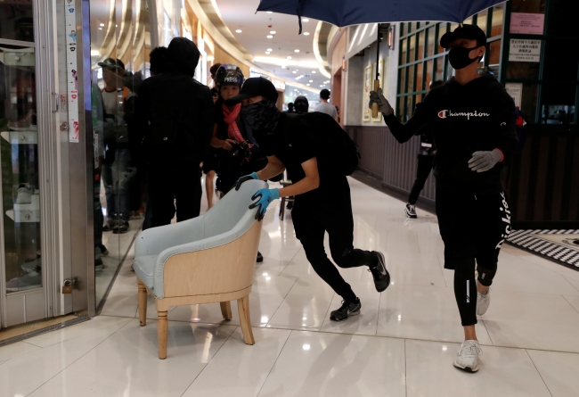 Çin'in Hong Kong Özel İdari Bölgesi'nde göstericiler, alışveriş merkezi ve metro istasyonuna zarar verdi. Fotoğraf: Reuters