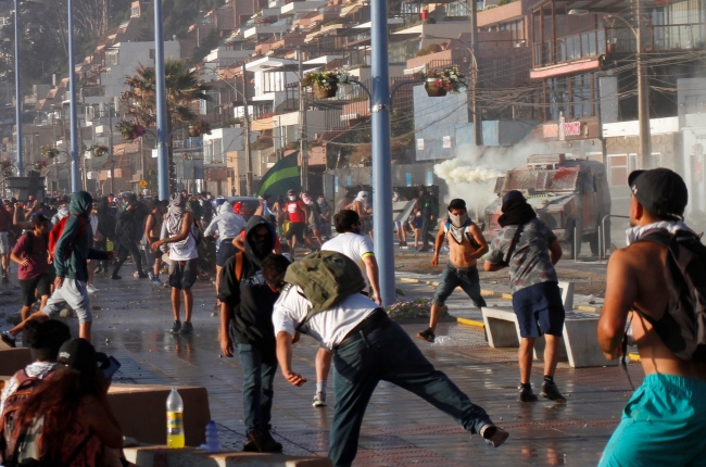 Şili’de protestocular üniversiteyi yaktı, kiliseyi yağmaladı