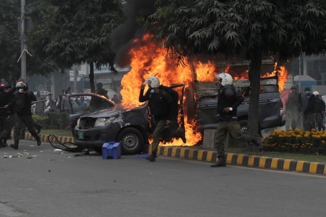 Pakistan'da avukatlar hastaneyi bastı. Fotoğraf: Reuters