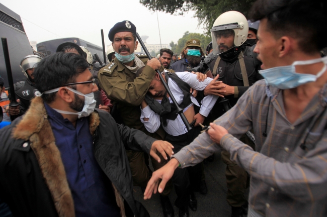 Pakistan'da avukatlar hastaneyi bastı. Fotoğraf: Reuters