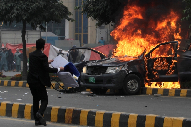 Pakistan'da avukatlar hastaneyi bastı. Fotoğraf: Reuters