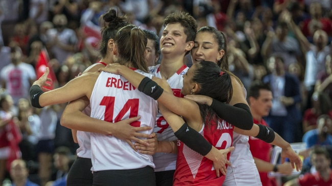 Kadın voleybolcular Türkiye'nin gururu oldu