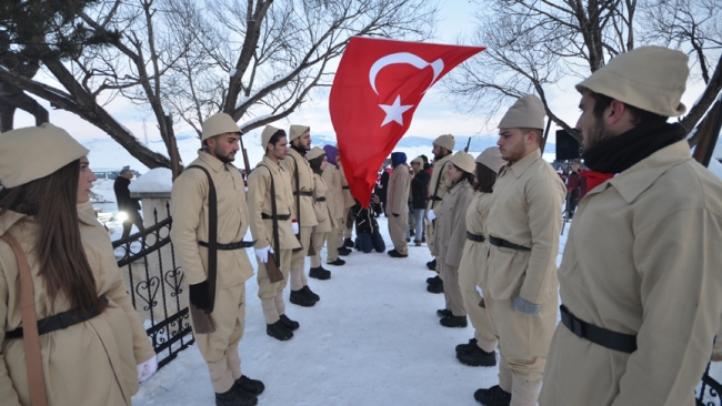 Sarıkamış şehitleri için eksi 15 derecede saygı nöbeti