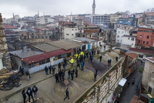 Tarihi Sağır Han'ın üstündeki kaçak yapılar yıkıldı