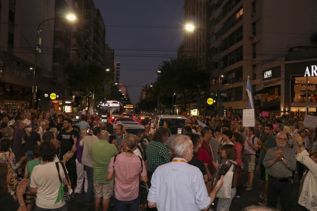 Arjantin'de halk zamları protesto için sokağa döküldü