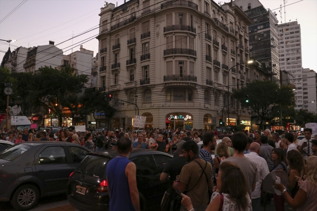 Arjantin'de halk zamları protesto için sokağa döküldü