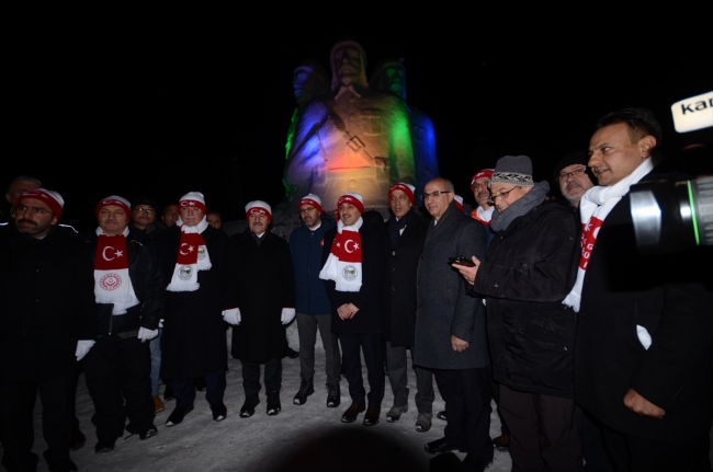 Jandarma Arama Kurtarma timlerinden Sarıkamış şehitleri için meşaleli kayak gösterisi