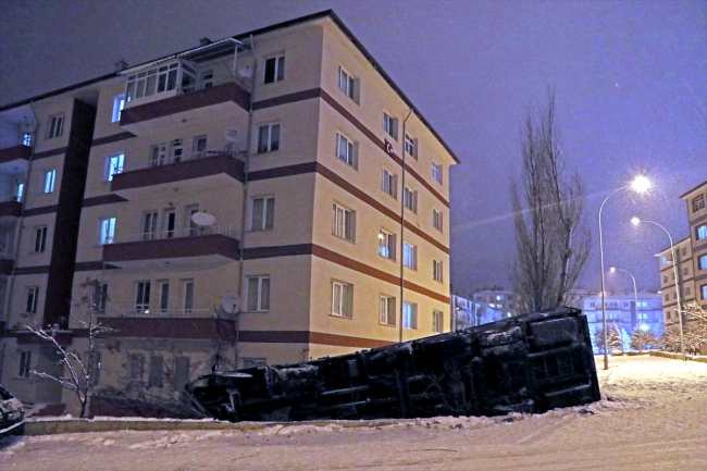 Kontrolden çıkan kamyon apartman bahçesine devrildi