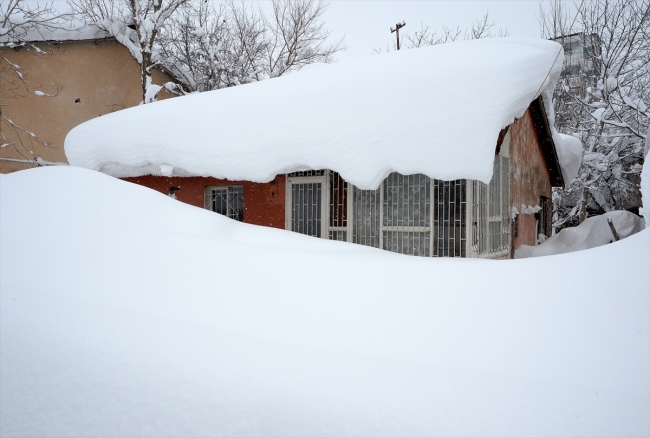 Bitlis'te tek katlı evler kara gömüldü