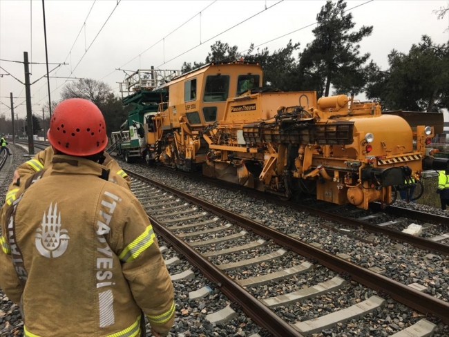 İstanbul'da demiryolu yenileme araçları çarpıştı: 2 yaralı