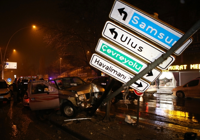 Ankara'da polis-şüpheli kovalamacası kazayla bitti