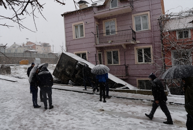 Servis minibüsü evin bahçesine devrildi