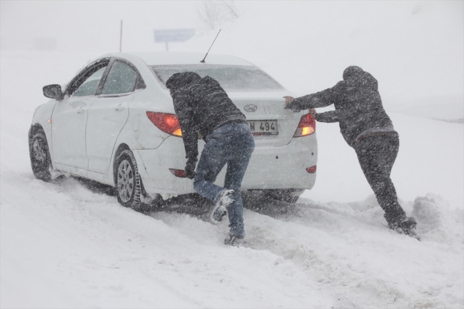 Kütahya'da ulaşıma kar engeli