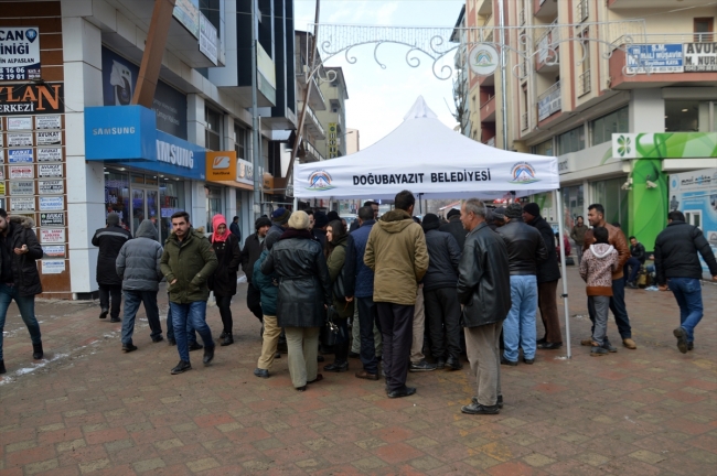 Ücretli poşet uygulamasına destek için çanta diktiler