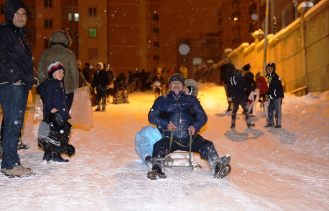 Mahalle sakinleri sokağı kayak pistine çevirdi