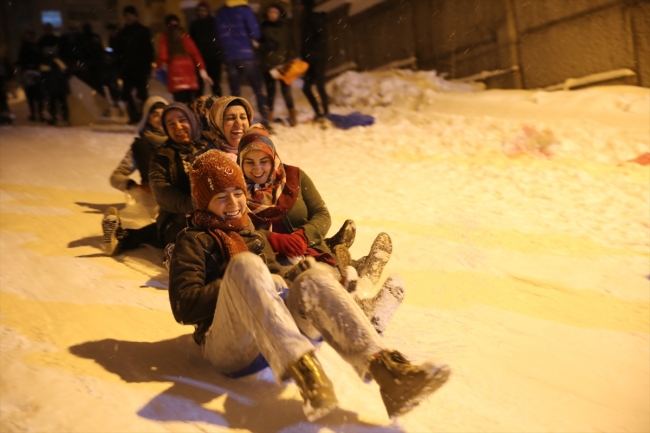 Mahalle sakinleri sokağı kayak pistine çevirdi