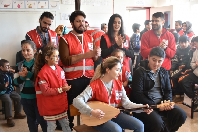 Uzaktaki köylerde gönül bağı kuruyorlar