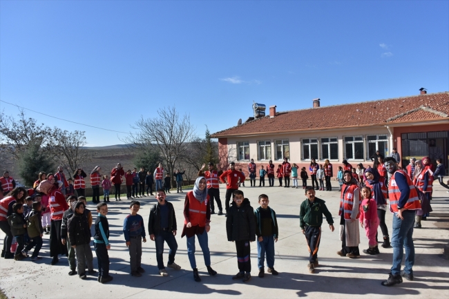 Uzaktaki köylerde gönül bağı kuruyorlar