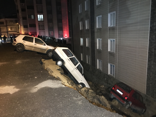 Karabük'te bir sitenin istinat duvarı çöktü