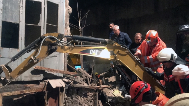 İzmir'de çöken binanın enkazında kalan kişinin cesedine ulaşıldı