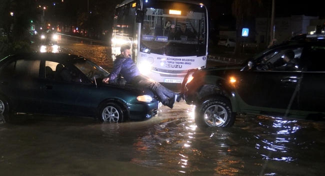 Bodrum'da sağanak hayatı olumsuz etkiledi