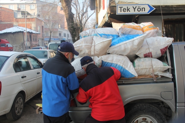 Sokak hayvanları için yıllardır ekmek topluyorlar