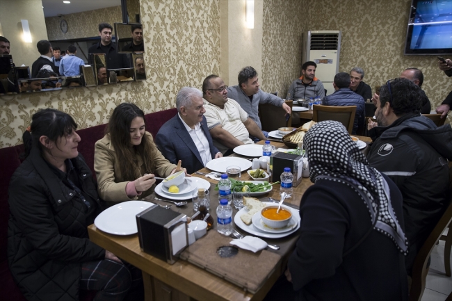 Binali Yıldırım İstanbul'da vatandaşlarla çorba içti