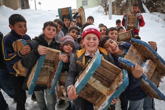 Tahta ve plastik borulardan yaptıkları kızaklarla kaydılar