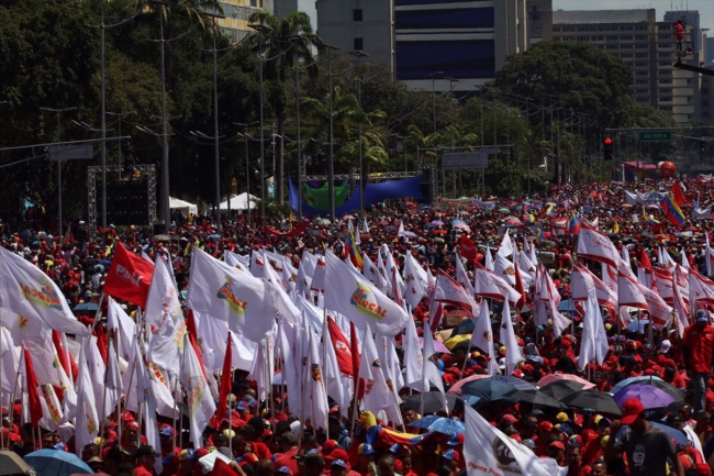 Venezuela'daki hükümet ve muhalefet yanlılarından gösteriler