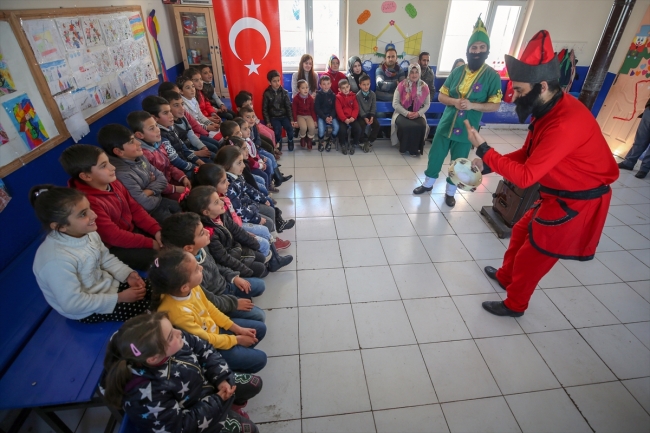 Karlı yolları aşarak köy çocuklarını tiyatroyla tanıştırıyorlar