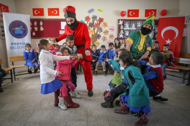 Karlı yolları aşarak köy çocuklarını tiyatroyla tanıştırıyorlar