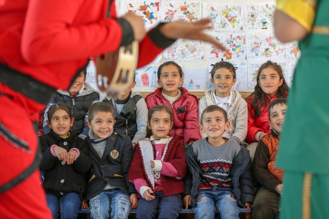 Karlı yolları aşarak köy çocuklarını tiyatroyla tanıştırıyorlar