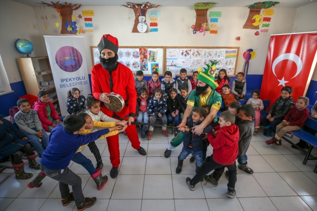 Karlı yolları aşarak köy çocuklarını tiyatroyla tanıştırıyorlar