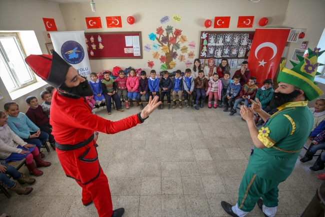 Karlı yolları aşarak köy çocuklarını tiyatroyla tanıştırıyorlar