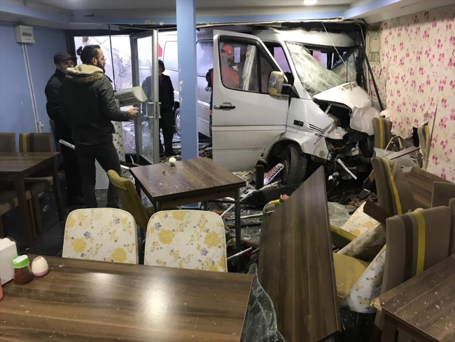 Servis minibüsü otomobile çarptı: 10 yaralı