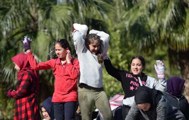 Antalya'da 18 derecede kar topu oynadılar