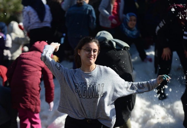 Antalya'da 18 derecede kar topu oynadılar