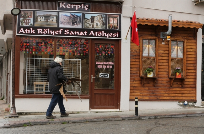 Oğlunun ev ödeviyle başladığı rölyefte usta oldu