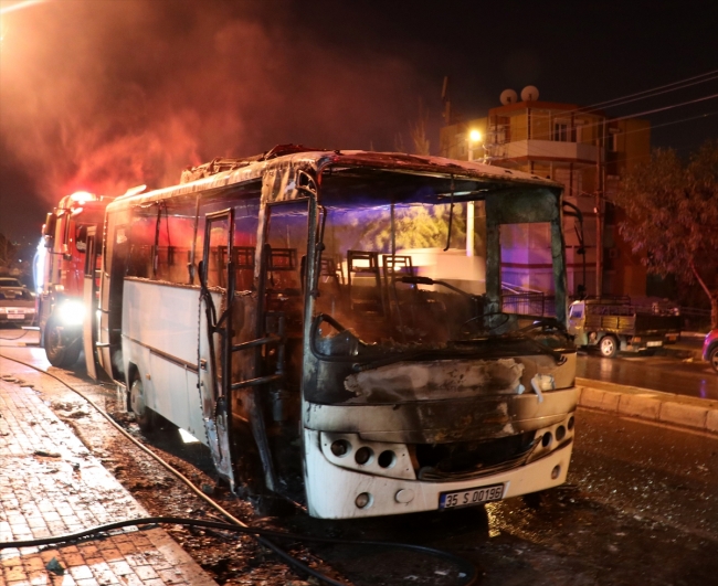 Seyir halindeyken alev alan servis minibüsü küle döndü