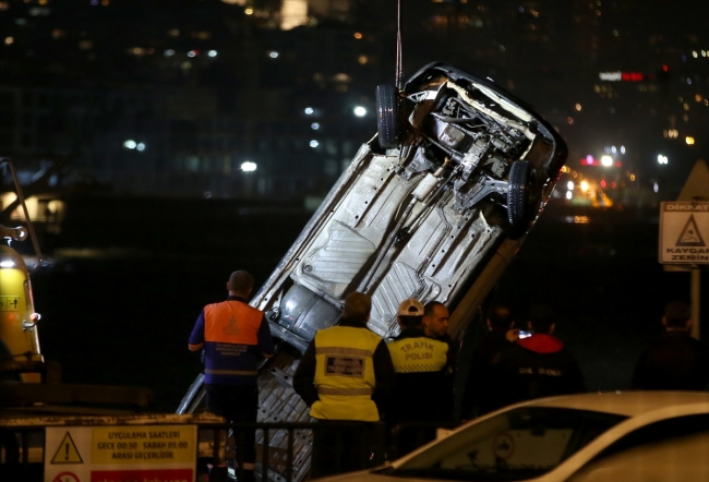 Eminönü'nde otomobil denize uçtu