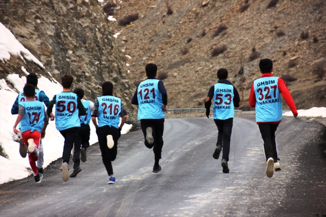 Hakkari'de okullararası atletizm yarışması