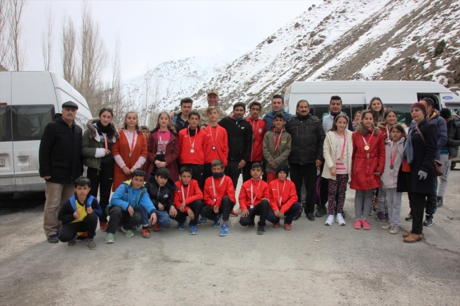 Hakkari'de okullararası atletizm yarışması