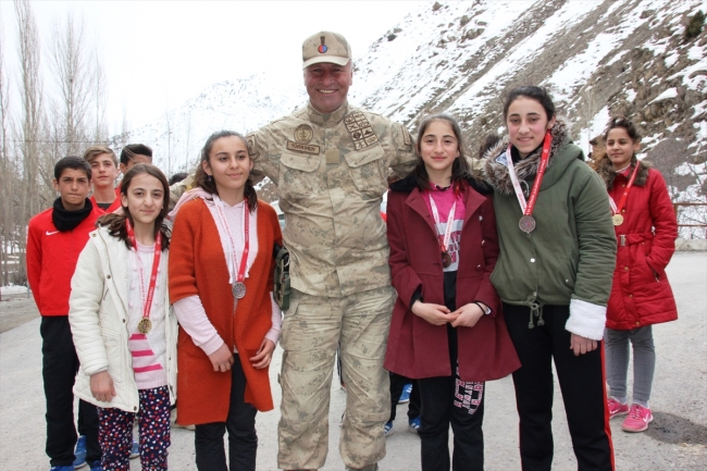 Hakkari'de okullararası atletizm yarışması