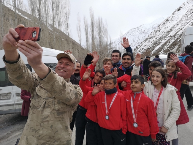 Hakkari'de okullararası atletizm yarışması