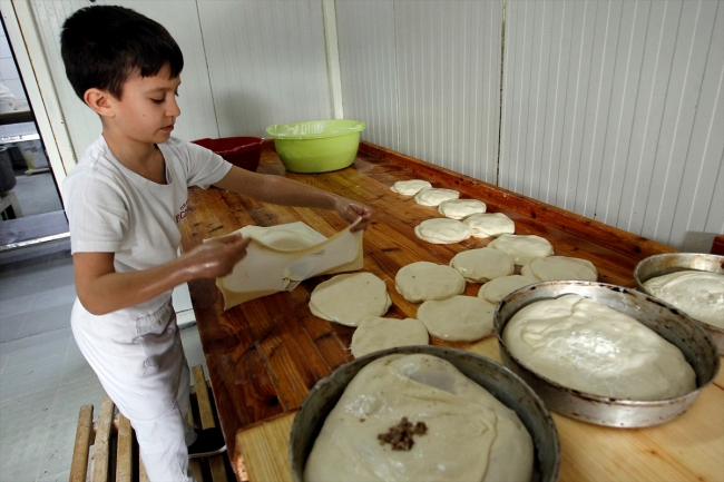 Sırbistan'ın en genç börek ustası aile geleneğini sürdürmek istiyor